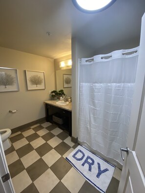 Bathtub - Cozy 2 bedroom condo w/pool table (San Francisco)