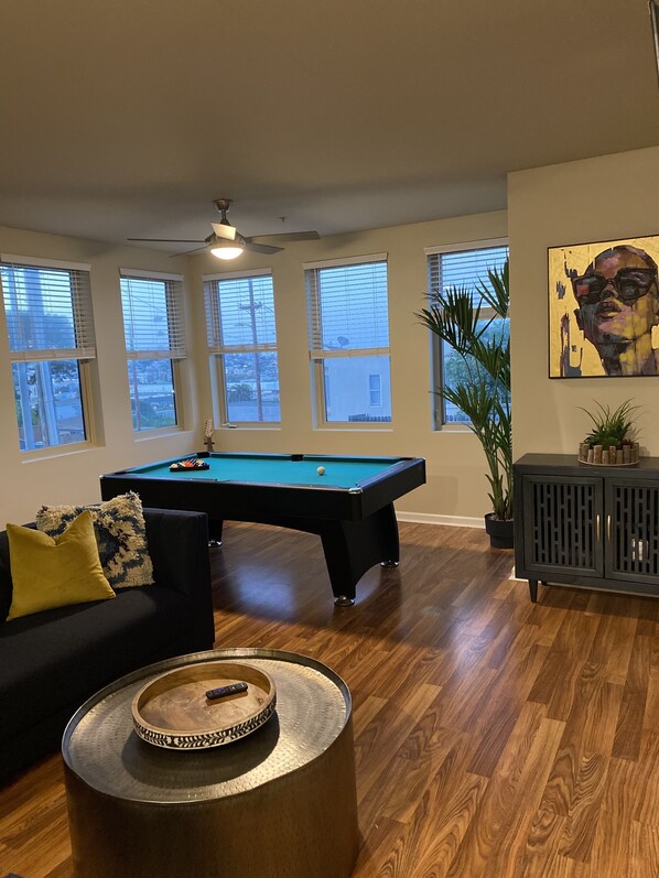 Game room - Cozy 2 bedroom condo w/pool table (San Francisco)