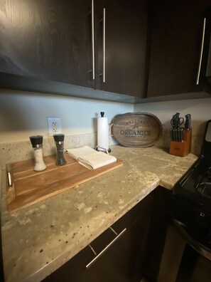 Fridge, microwave, oven, stovetop - Cozy 2 bedroom condo w/pool table (San Francisco)