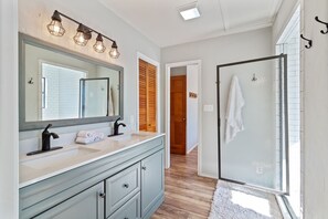 Badekar, boblebad, hårføner og håndklær