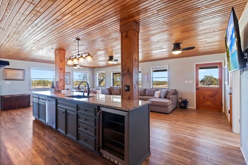 The Porch & Prairie Ranch, Sleeps 20! Peaceful Oasis, Pool, Jacuzzi, Events!