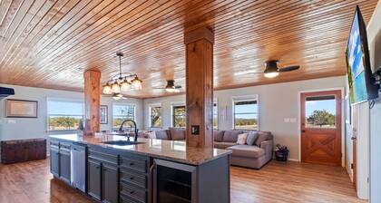 The Porch & Prairie Ranch, Sleeps 20! Peaceful Oasis, Pool, Jacuzzi, Events!