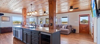 The Porch & Prairie Ranch, Sleeps 20! Peaceful Oasis, Pool, Jacuzzi, Events!