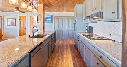 The Porch & Prairie Ranch, Sleeps 20! Peaceful Oasis, Pool, Jacuzzi, Events!