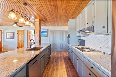 The Porch & Prairie Ranch, Sleeps 20! Peaceful Oasis, Pool, Jacuzzi, Events!