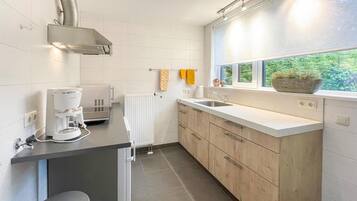 Een koelkast, een koffiezetapparaat/waterkoker