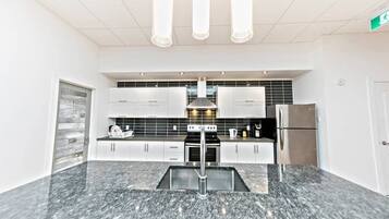 Geladeira, micro-ondas, fogão, cooktop