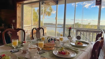 Desayuno completo gratuito y diario