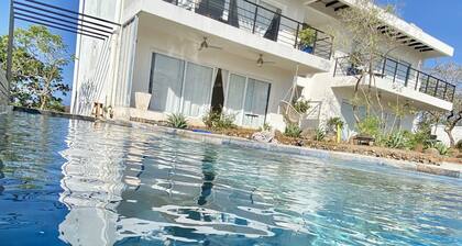 Oceanview, Minigolf, Pool, 2BR & Office. 5 min to Coco Beach