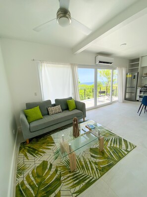 Smart TV, fireplace, computer monitors - Oceanview, Minigolf, Pool, 2BR & Office. 5 min to Coco Beach (Coco)