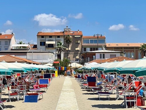 Comfortable apartment with outdoor patio on the Viareggio seafront