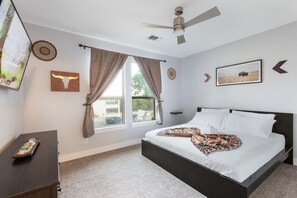 3 bedrooms, desk, iron/ironing board, free WiFi