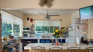 Phòng Economy, 2 phòng ngủ | Trang thiết bị bếp chung | Tủ lạnh, lò vi sóng 