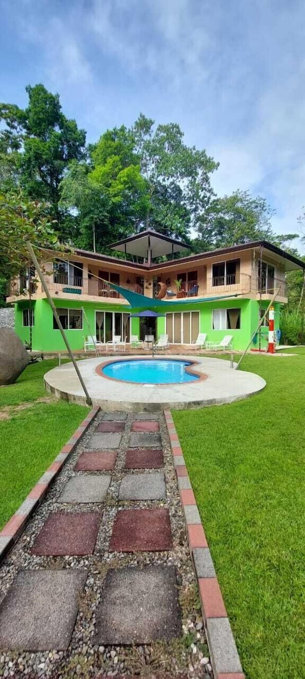 Una piscina al aire libre