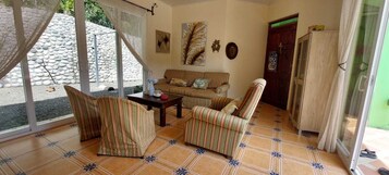 Economy Room, 2 Bedrooms | Living area