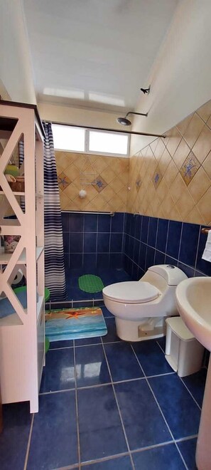 Economy Room, 2 Bedrooms | Bathroom | Shower, towels - Yethan House (Bahía Ballena)