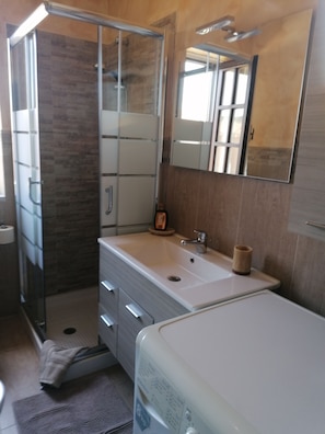 Dusche, Haartrockner, Bidet, Handtücher