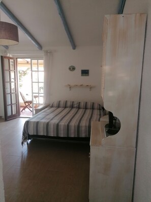 1 camera, ferro/asse da stiro, culla da viaggio, lenzuola