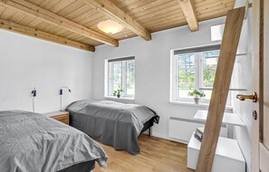 4 bedrooms, travel crib, free WiFi