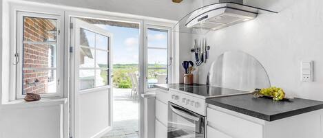 ثلاجة، موقد طهي مسطح، غسالة أطباق، ماكينة لصنع القهوة/الشاي