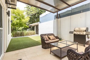 Terrace/patio - Perfect for a relaxing getaway, your home in Tamarindo just 5 mins to the beach (Tamarindo)