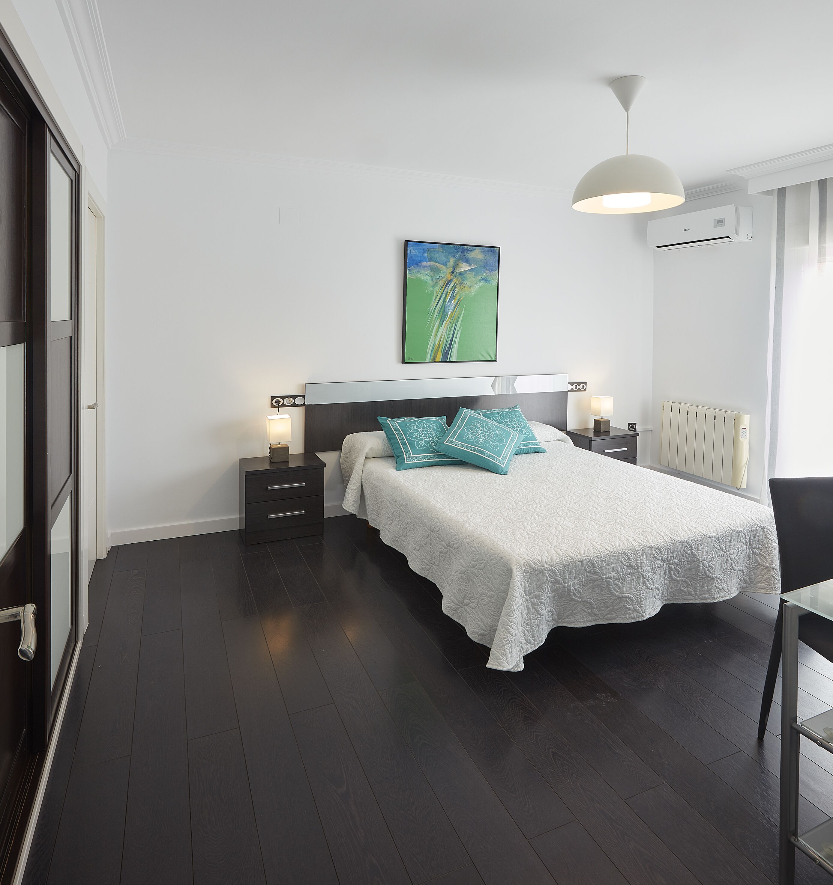 2 habitaciones, escritorio y tabla de planchar con plancha 