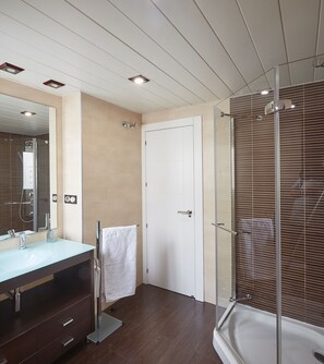 Dusche, Haartrockner, Bidet, Handtücher