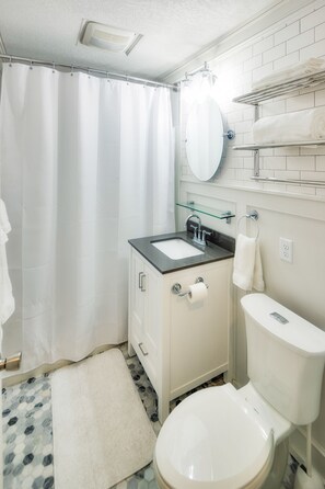 Duschwanne, Haartrockner, Handtücher, Toilettenpapier