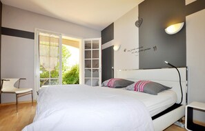 4 bedrooms, travel cot, free WiFi, bed sheets
