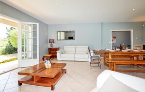 TV - Amazing home in Limoux (Limoux)