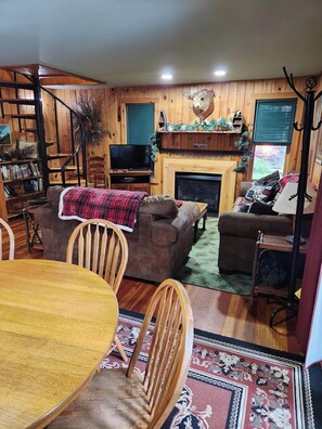 Smart TV, fireplace - Tamarac Cabin at Colden Lodge (Saranac Lake)