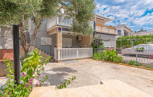 Pet friendly apartment in Pirovac