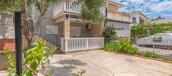 Pet friendly apartment in Pirovac
