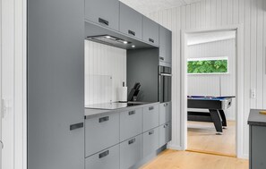 Fridge, oven, stovetop, dishwasher - 4 bedroom amazing home in Odder (Odder)