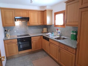 Réfrigérateur, four, plaque de cuisson, lave-vaisselle