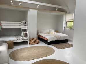 4 bedrooms, free WiFi, bed sheets