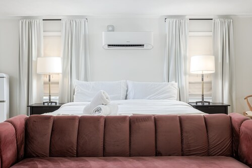 Magnolia Suite | King Studio in East Hill