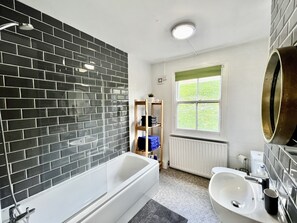 Ensemble douche/baignoire, sèche-cheveux, serviettes fournies