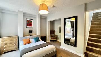 4 bedrooms, iron/ironing board, free WiFi, bed sheets