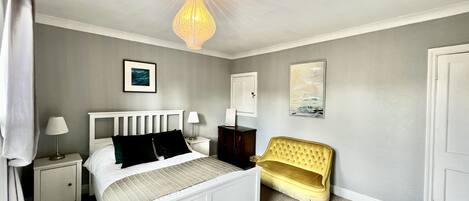 4 bedrooms, iron/ironing board, free WiFi, bed sheets