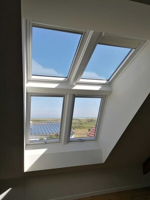 A skylight with a view of a rural landscape. - House for 8 people with a view of the ocean (Oye-Plage)