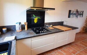 ثلاجة، فرن، موقد طهي مسطح، غسالة أطباق