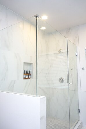 Combined shower/bathtub, hair dryer, towels, soap - Cozy modern 3BR Townhouse | Heart of Houston  (Houston)