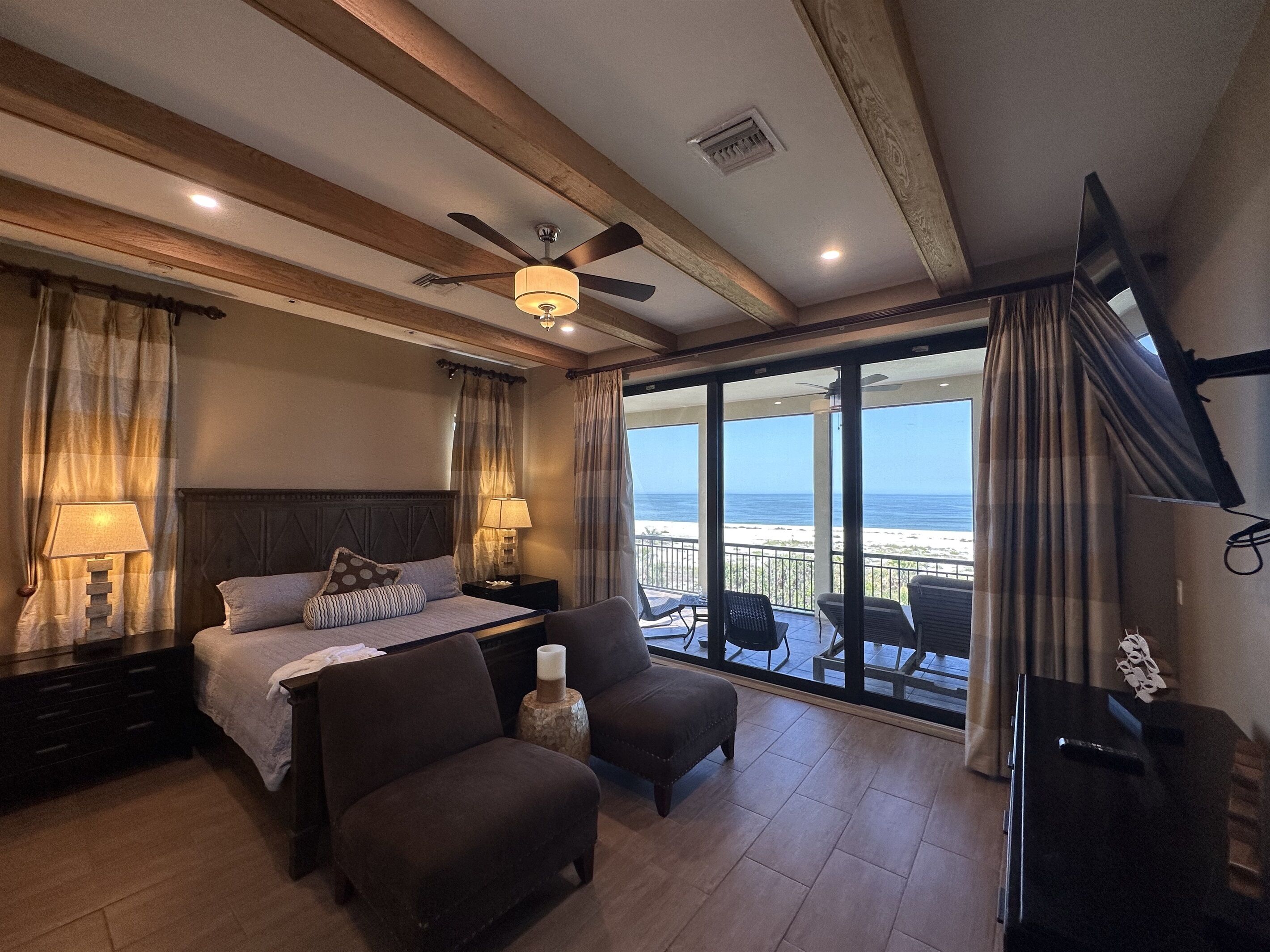 5 habitaciones, escritorio y tabla de planchar con plancha 