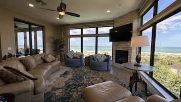 Smart TV, chimenea, reproductor de DVD y tenis de mesa