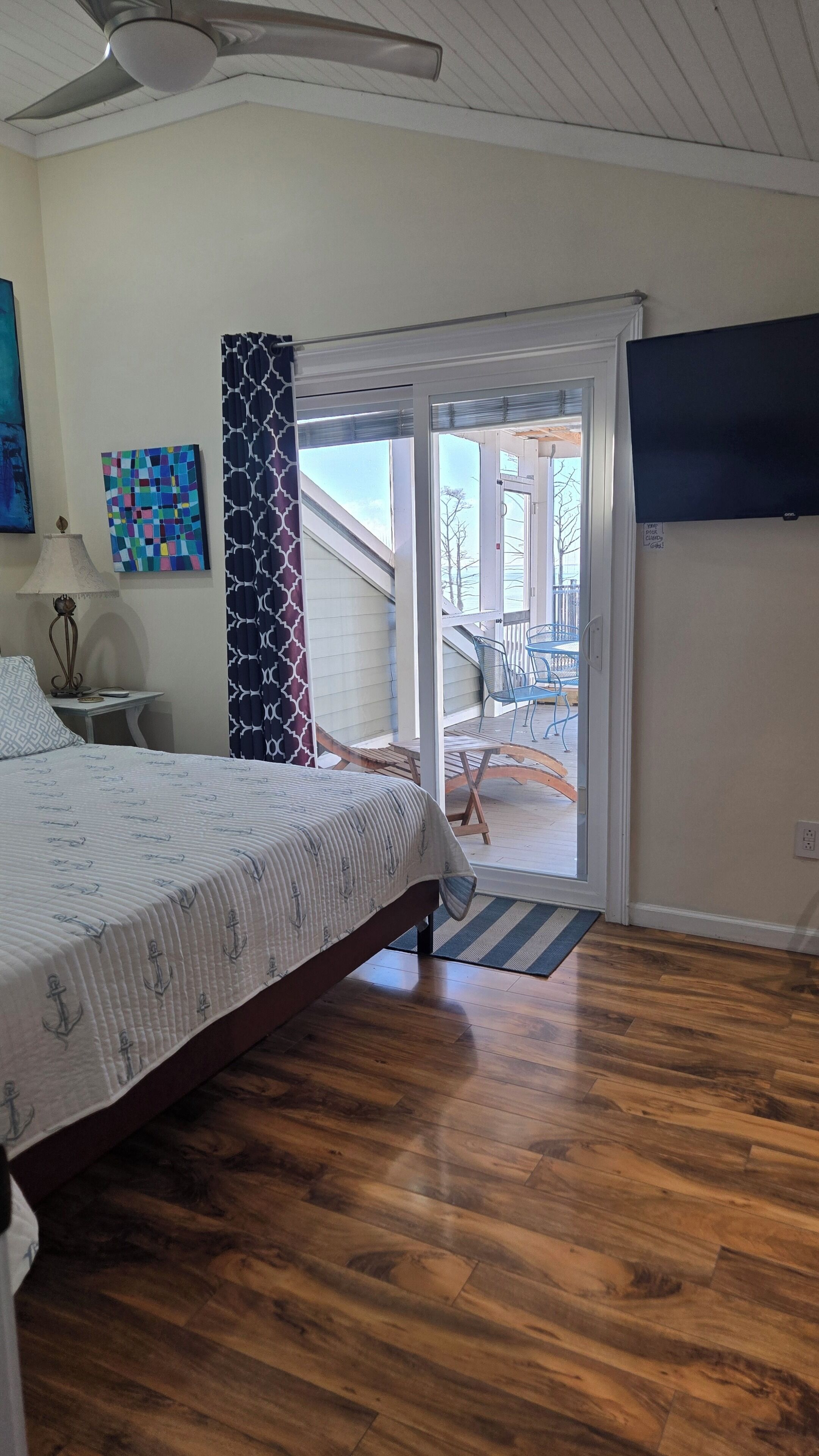 3 間睡房、房內夾萬、書桌、熨斗/熨衫板