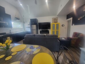 智能电视、壁炉、DVD 播放器、书