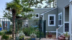 Il s’agit d’une propriété résidentielle dotée d’un jardin clôturé, d’un chemin menant à la maison et d’un petit espace porche.
