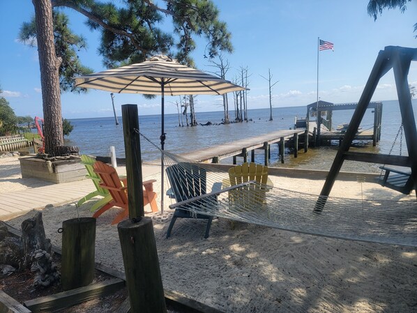 Property grounds - Edgewater "The Landing" Coastal 3 bedroom Duplex. Private beach, Relax and enjoy (Hertford)