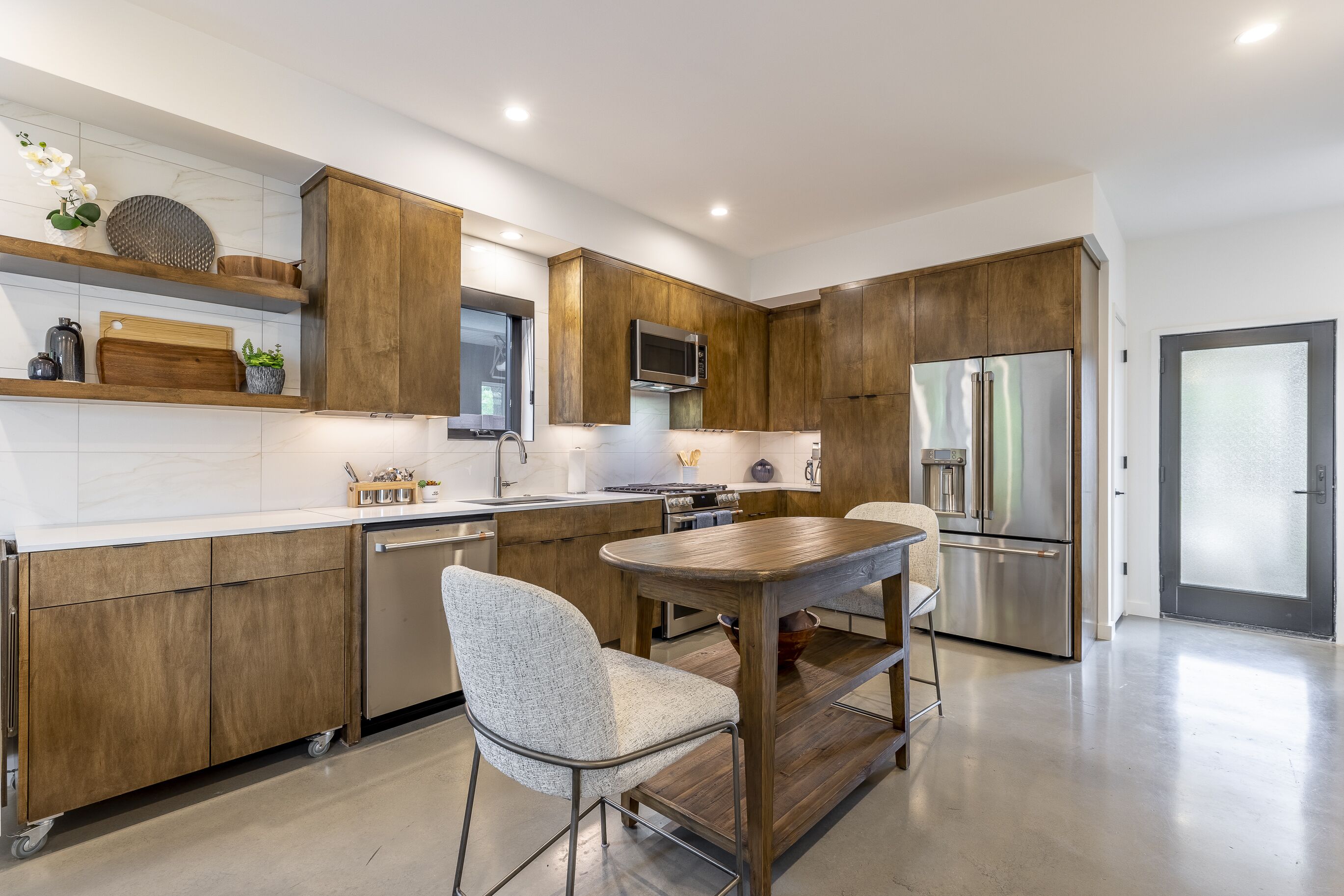 Jääkaappi, mikroaaltouuni, uuni, liesi